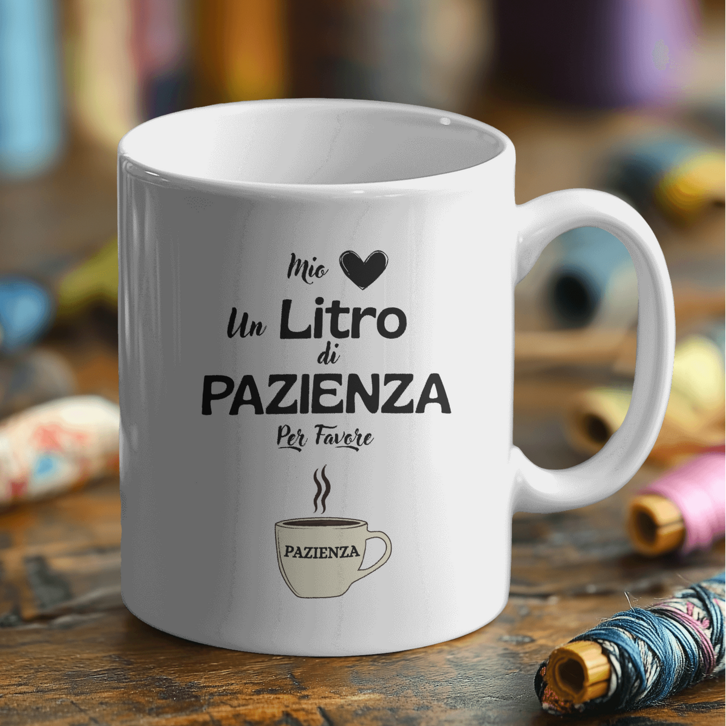 Tazza bianca con scritta "Mio cuore, un Litro di Pazienza, per favore" (fronte), su mobile