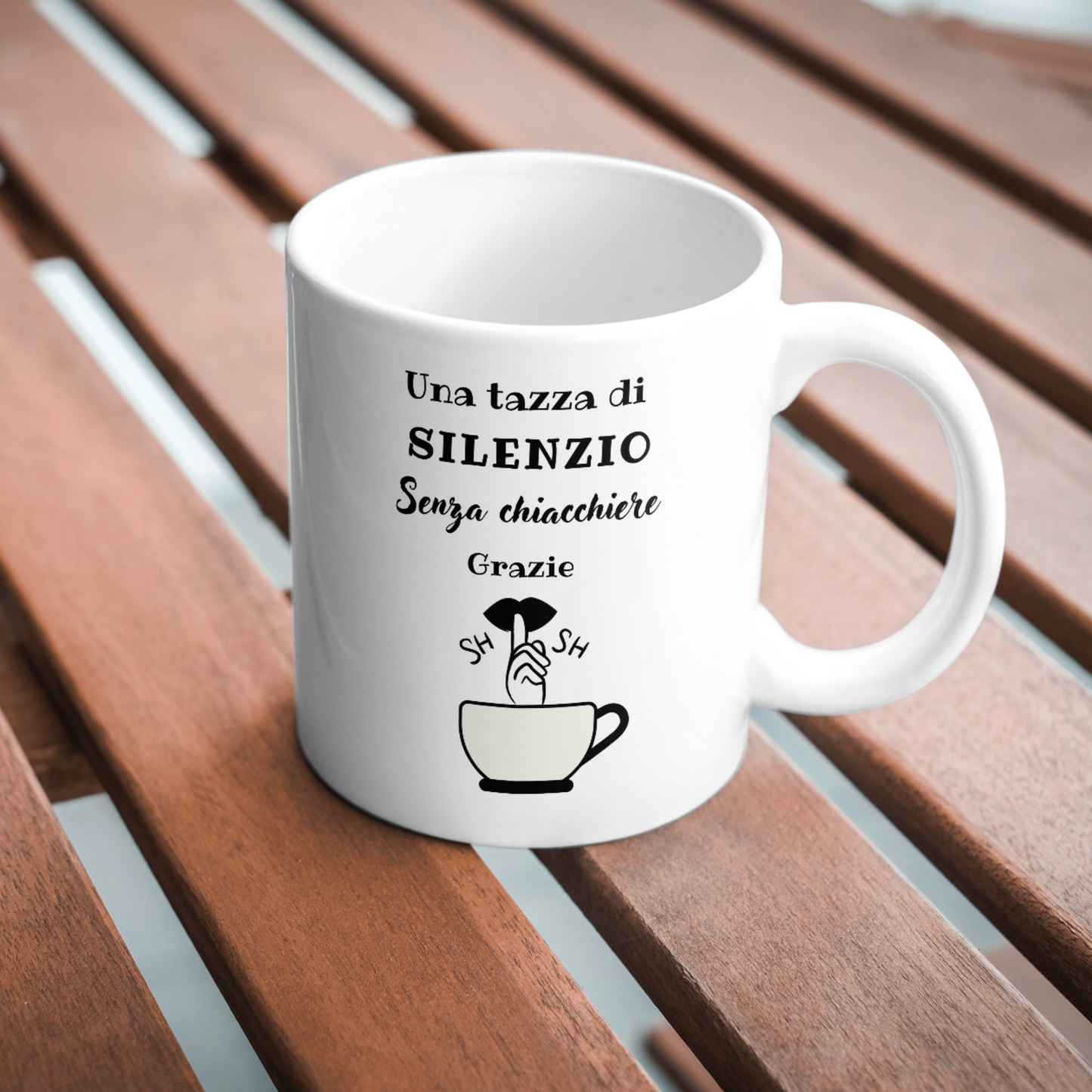 Tazza bianca con scritta "Una tazza di SILENZIO senza chiacchiere, Grazie" (fronte), su tavolo
