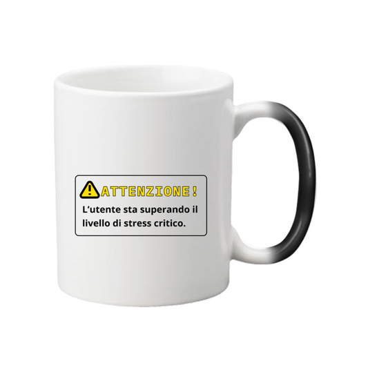 Tazza magica calda con scritta "ATTENZIONE! L'utente sta superando il livello di stress critico."