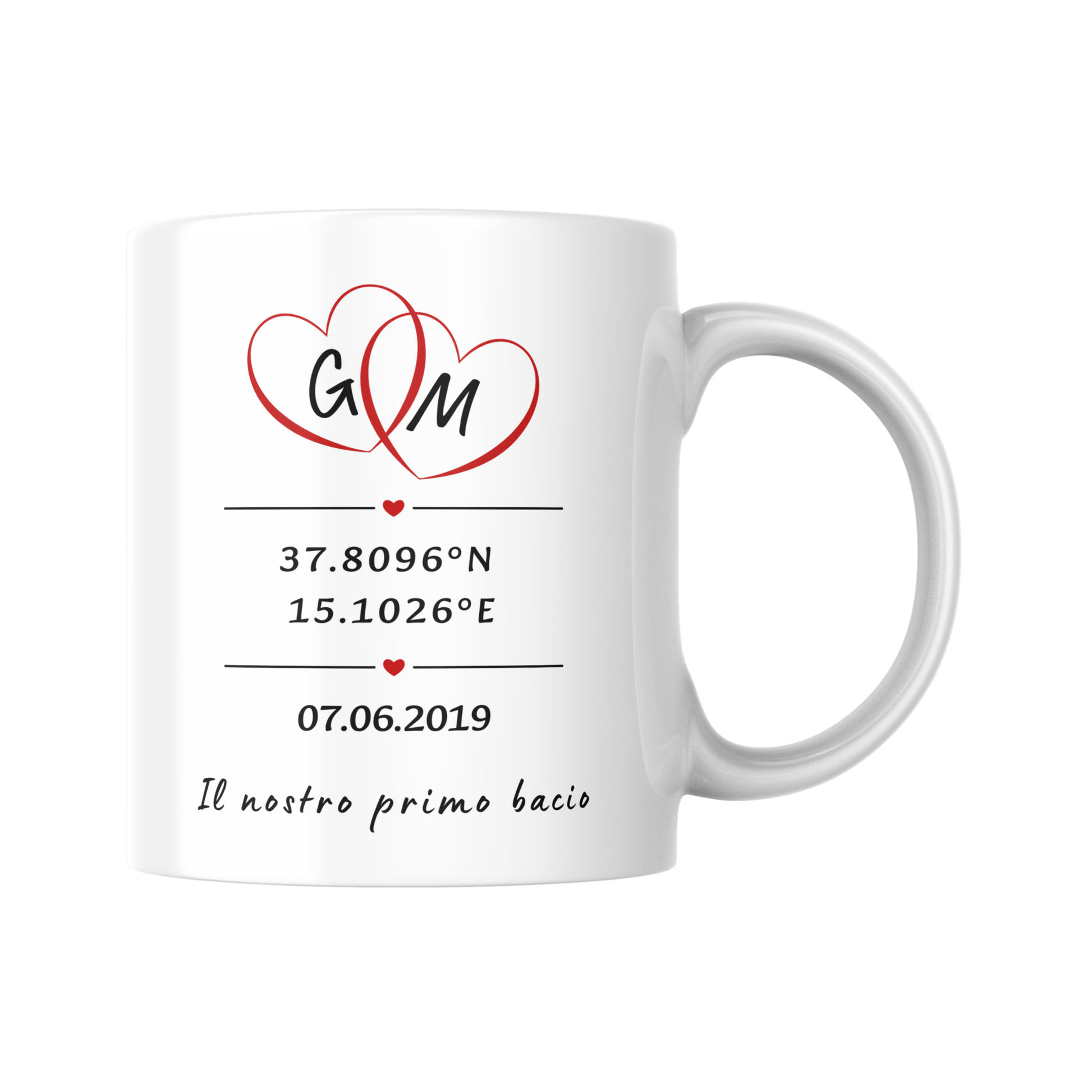 Tazza "Il nostro primo bacio" con iniziali della coppia all'interno di due cuore, data e coordinate del luogo