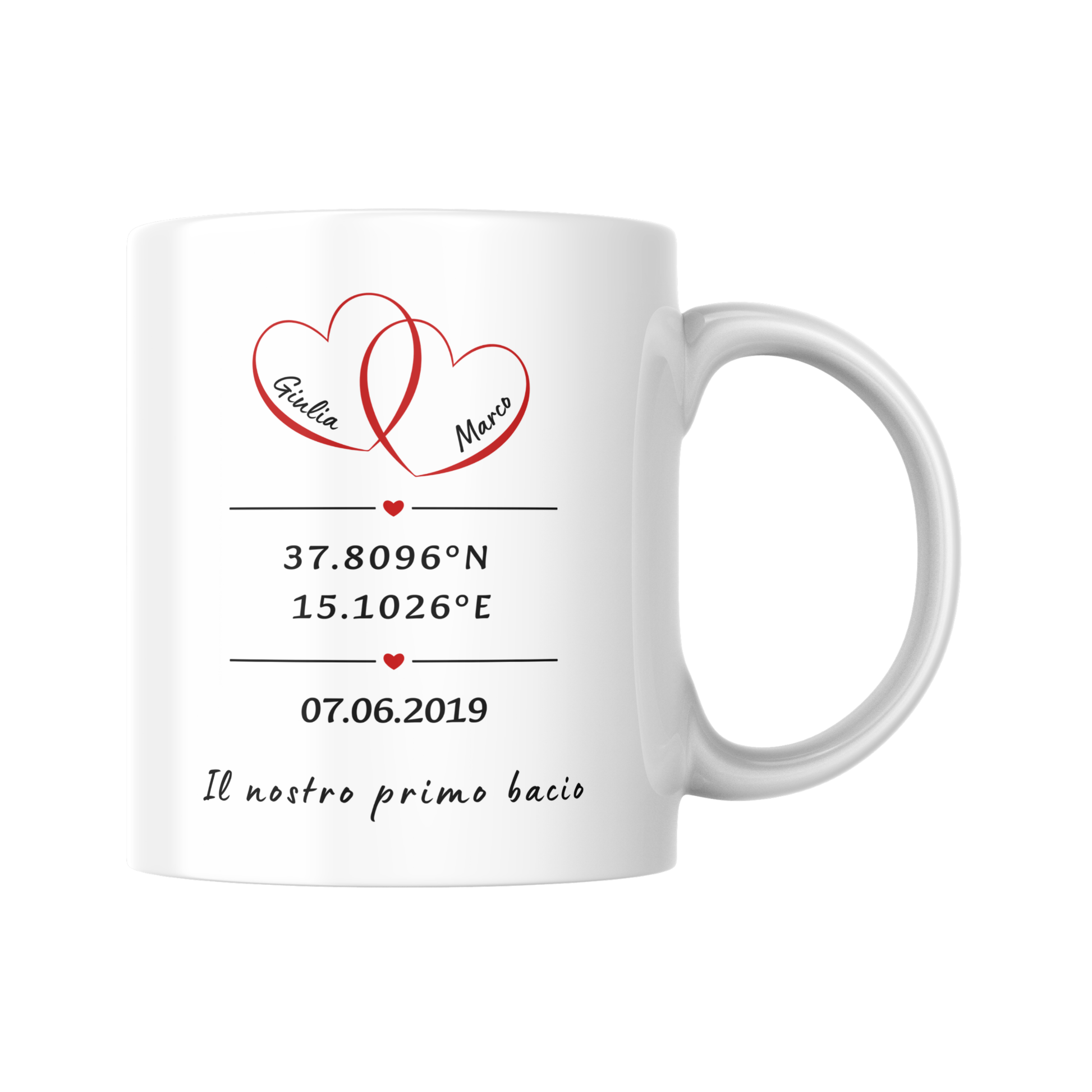 Tazza "Il nostro primo bacio" con i nomi della coppia all'interno di due cuori, la data e le coordinate geografiche del luogo del primo bacio
