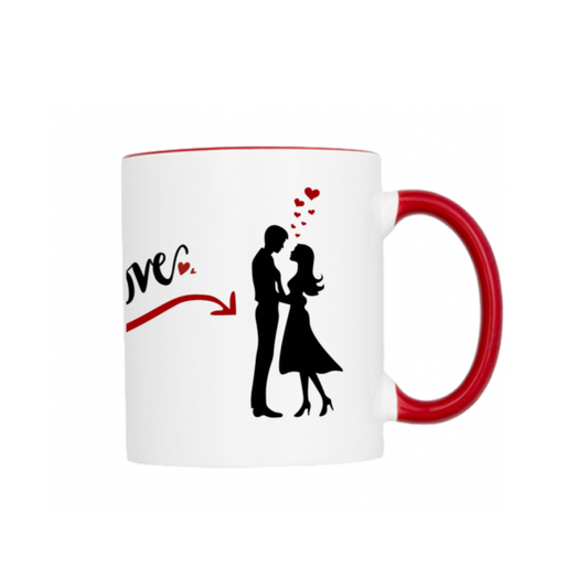 Fronte tazza panoramica con coppia di innamorati colpita dall'amore con la freccia di Cupido