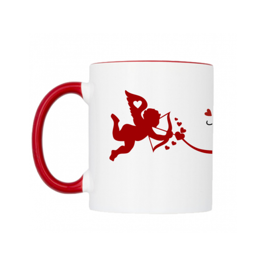 Retro tazza panoramica con Cupido che scocca la freccia colpendo una coppia di innamorati 