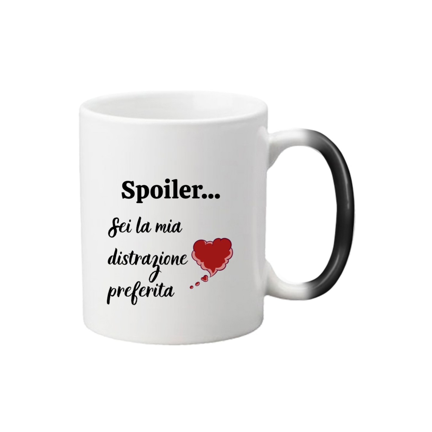 Fronte tazza magica con scritta "Spoiler... sei la mia distrazione preferita" con disegno stilizzato di vignetta del pensiero a forma di cuore 