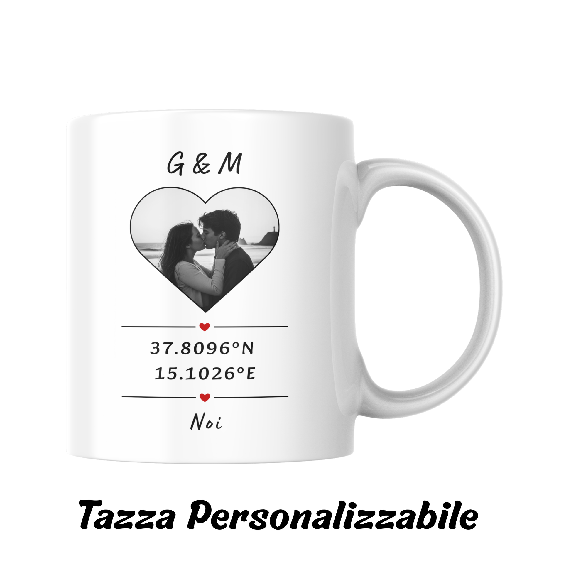 Tazza "Noi" con foto di coppia in bianco e nero racchiusa in un cuore e coordinate di un posto speciale con indicazione di personalizzazione