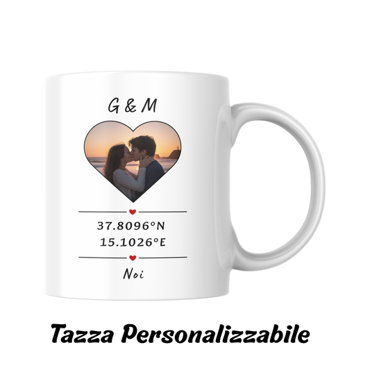 Tazza "Noi" personalizzabile con foto di coppia racchiusa in un cuore e coordinate geografiche di un posto speciale con indicazione di personalizzazione