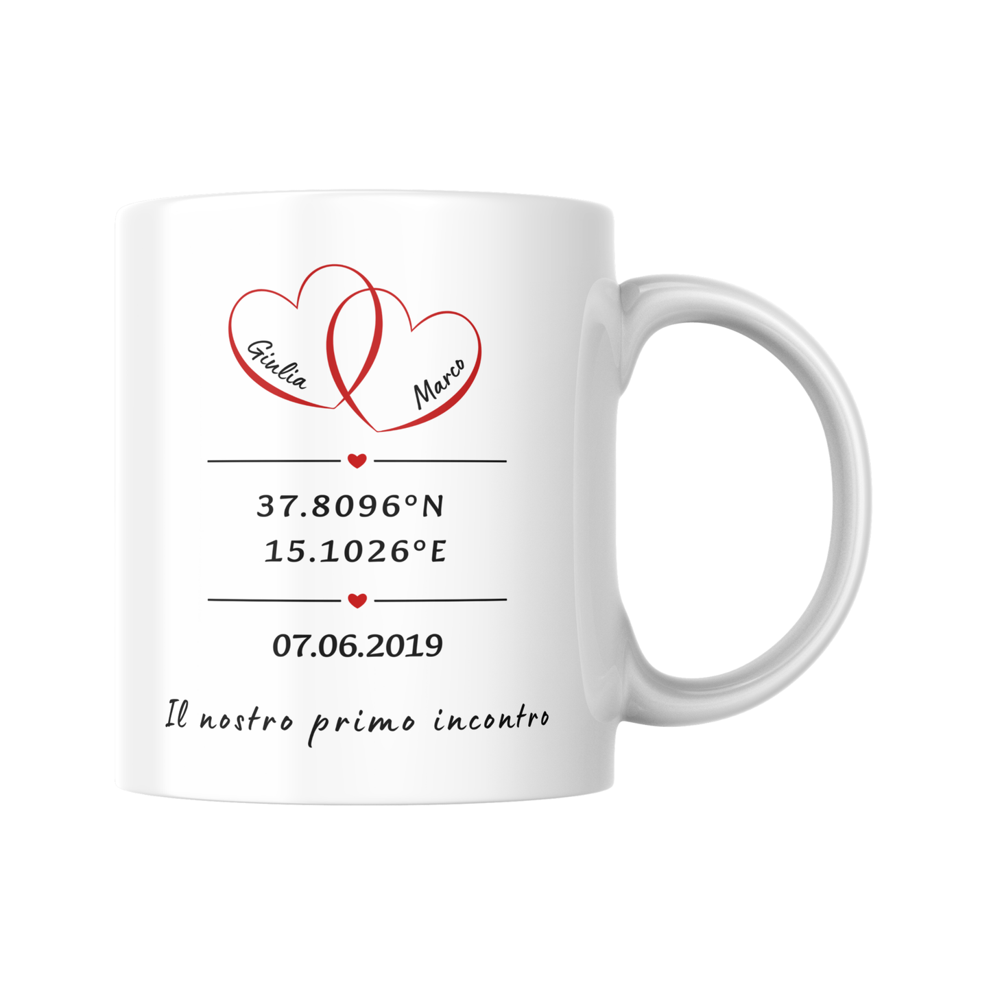 Tazza "Il nostro primo incontro" con nomi della coppia all'interno di due cuori, la data e le coordinate geografiche del luogo del primo incontro