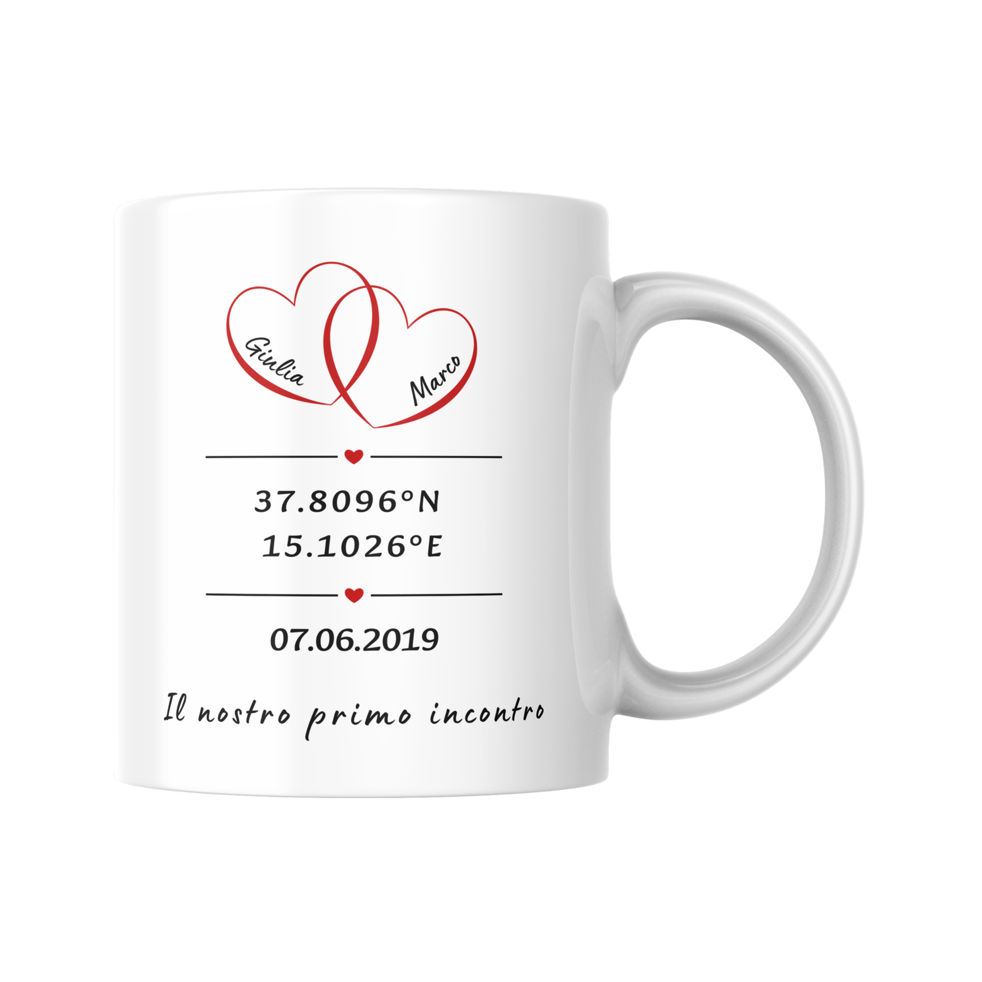 Tazza "Il nostro primo incontro" con nomi della coppia all'interno di due cuori, la data e le coordinate geografiche del luogo del primo incontro
