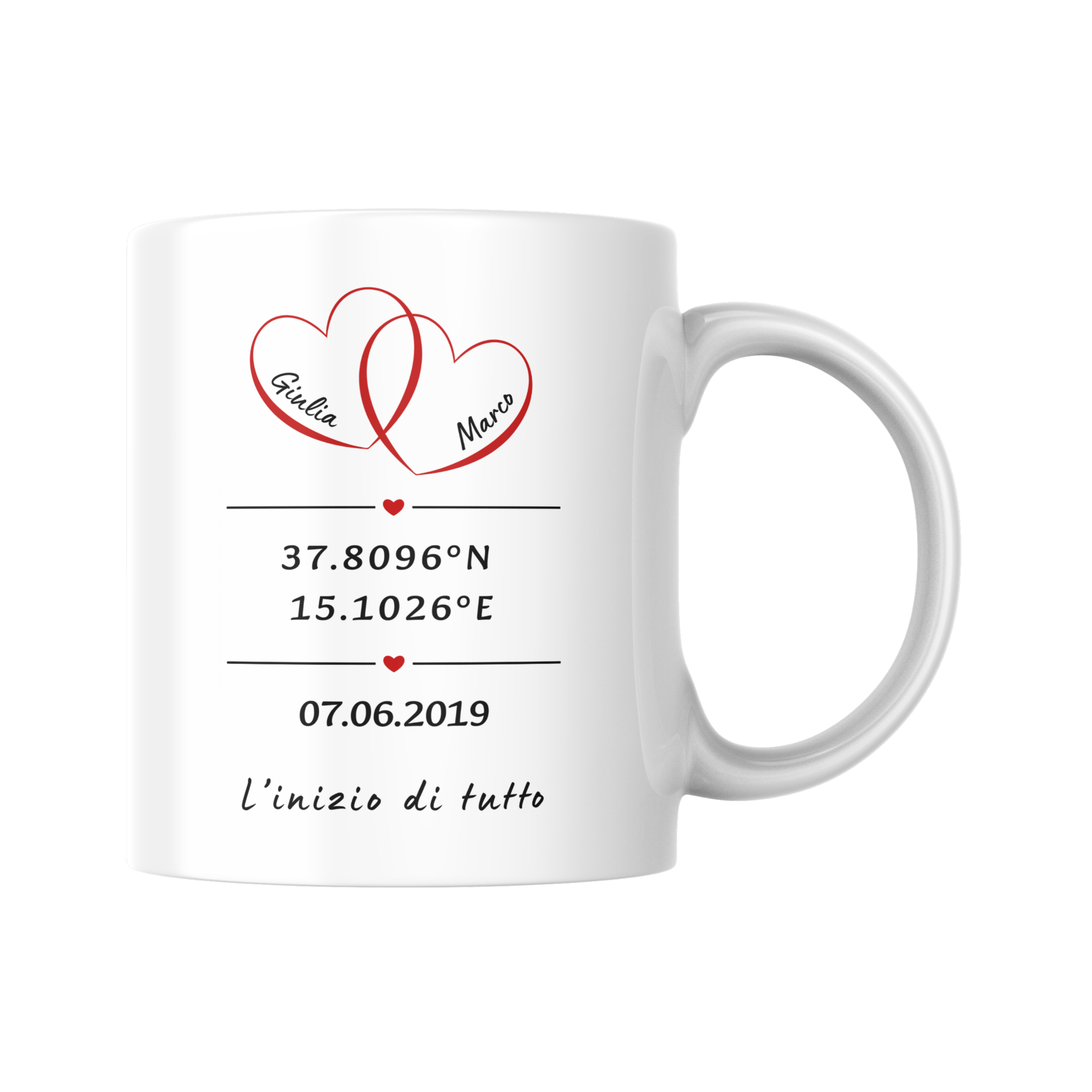 Tazza "L'inizio di tutto" con i nomi della coppia all'interno di due cuori, la data e le coordinate geografiche