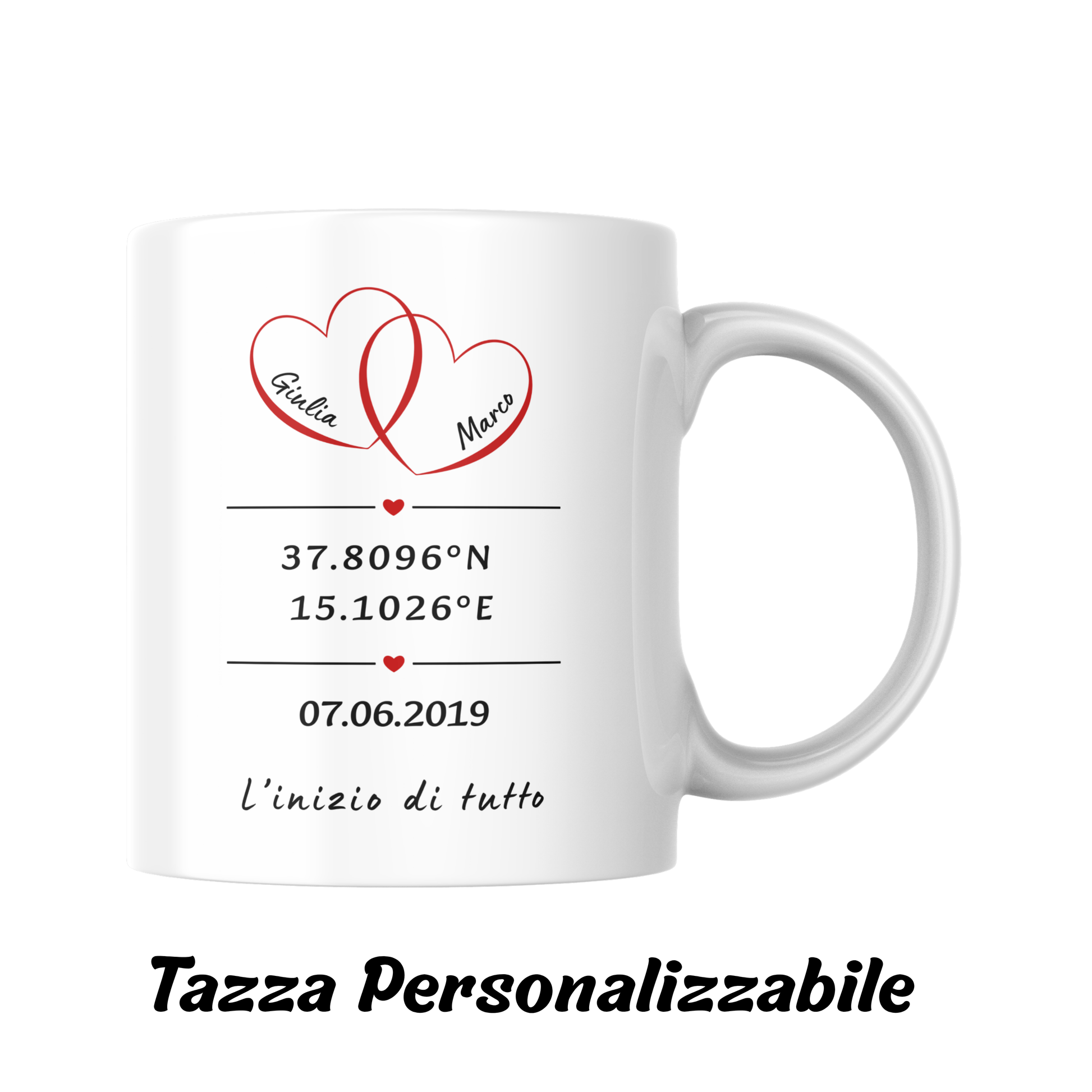 Tazza "L'inizio di tutto" con i nomi della coppia all'interno di due cuori, la data e le coordinate geografiche con indicazione di personalizzazione