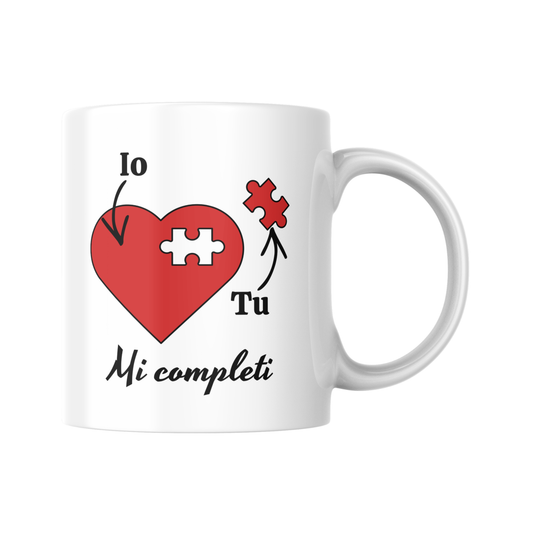 Fronte tazza con scritta "Mi completi" e disegno di cuore con pezzo mancante puzzle che lo completa