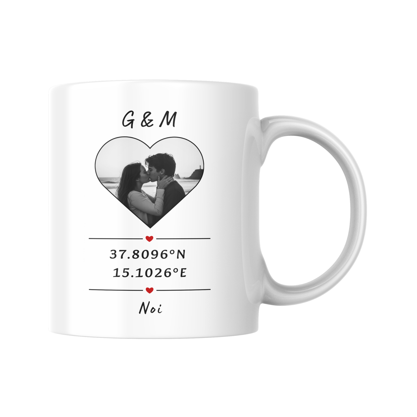 Tazza "Noi" con foto di coppia in bianco e nero racchiusa in un cuore e coordinate di un posto speciale
