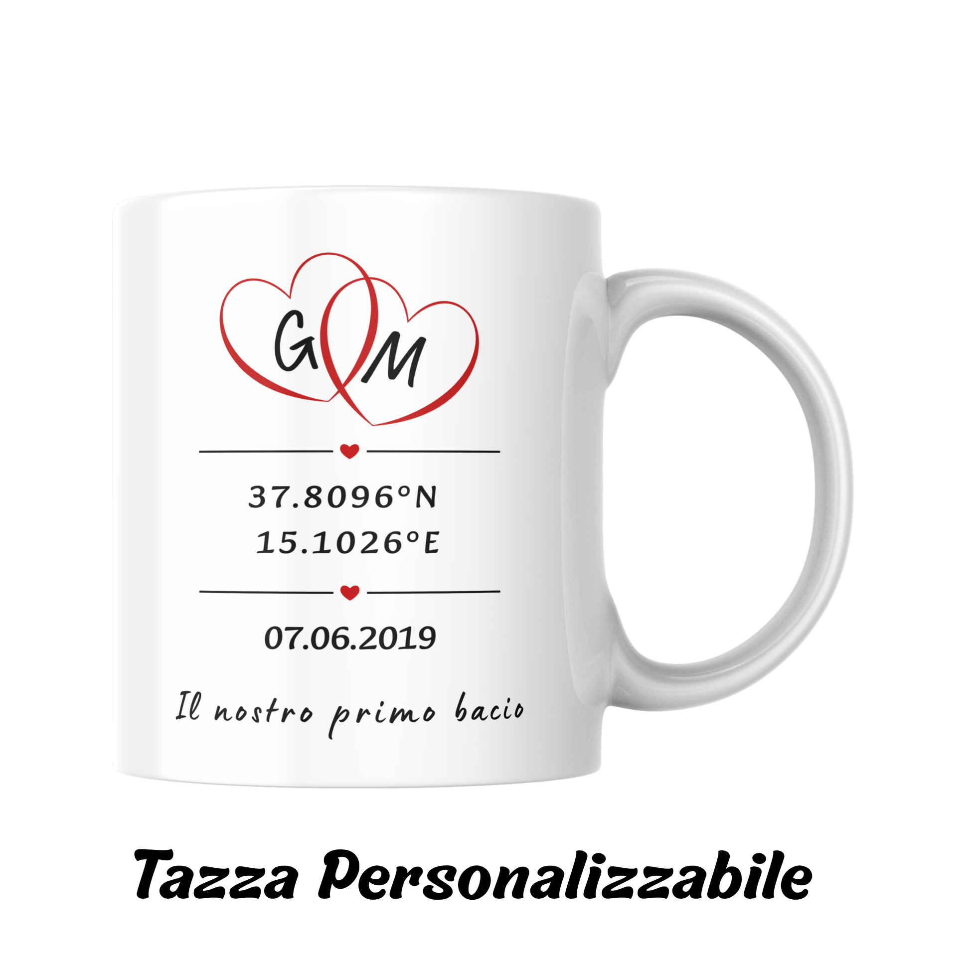 Tazza "Il nostro primo bacio" con iniziali della coppia all'interno di due cuore, data e coordinate del luogo con indicazione di personalizzazione