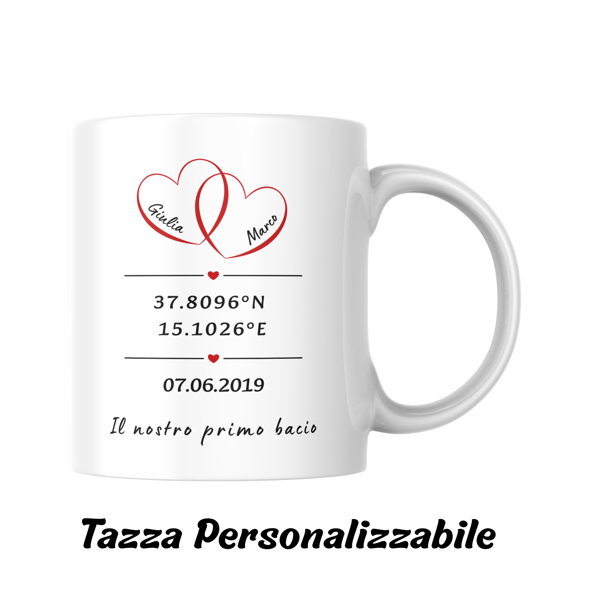 Tazza "Il nostro primo bacio" con i nomi della coppia all'interno di due cuori, la data e le coordinate geografiche del luogo del primo bacio con indicazione di personalizzazione