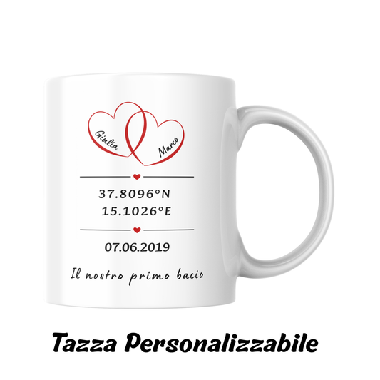 Tazza "Il nostro primo bacio" con i nomi della coppia all'interno di due cuori, la data e le coordinate geografiche del luogo del primo bacio con indicazione di personalizzazione