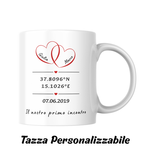 Tazza "Il nostro primo incontro" con nomi della coppia all'interno di due cuori, la data e le coordinate geografiche del luogo del primo incontro con indicazione di personalizzazione