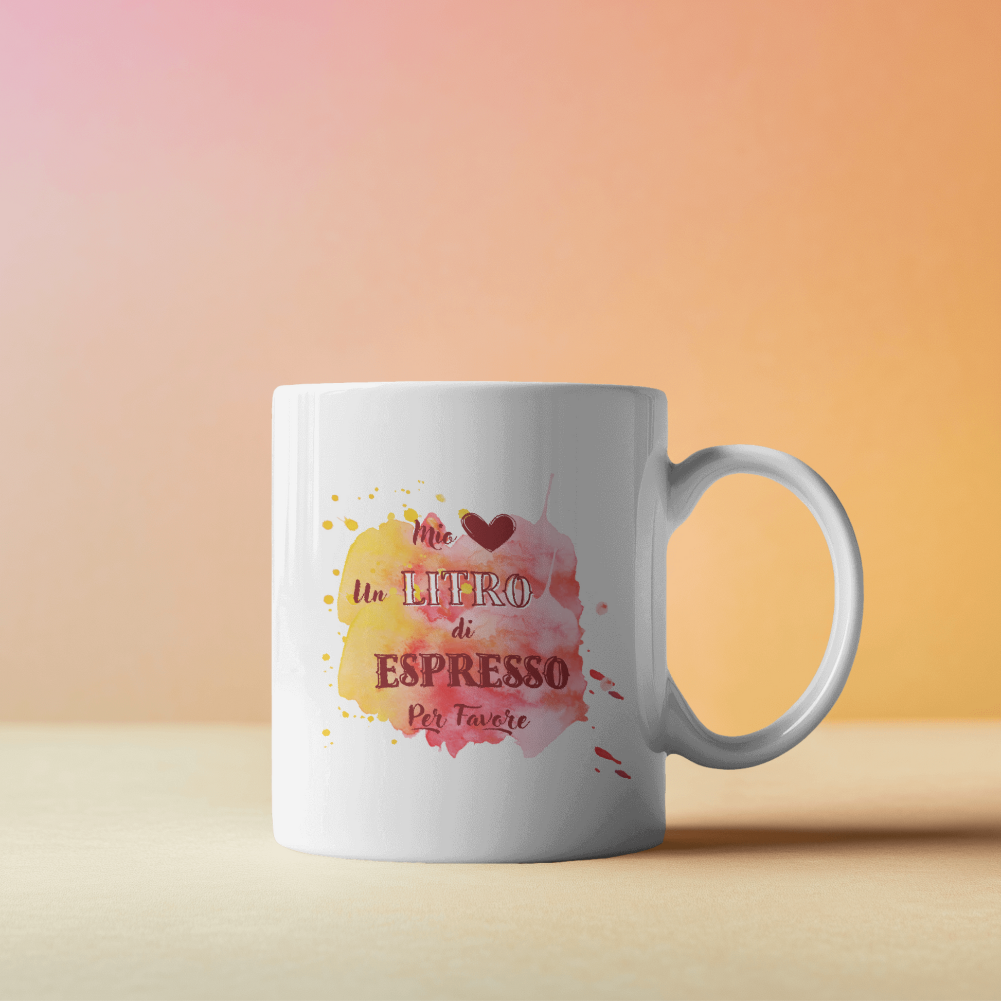 Tazza bianca con scritta "Mio cuore, Un Litro di Espresso, per favore" su sfondo colorato (fronte), su tavolo