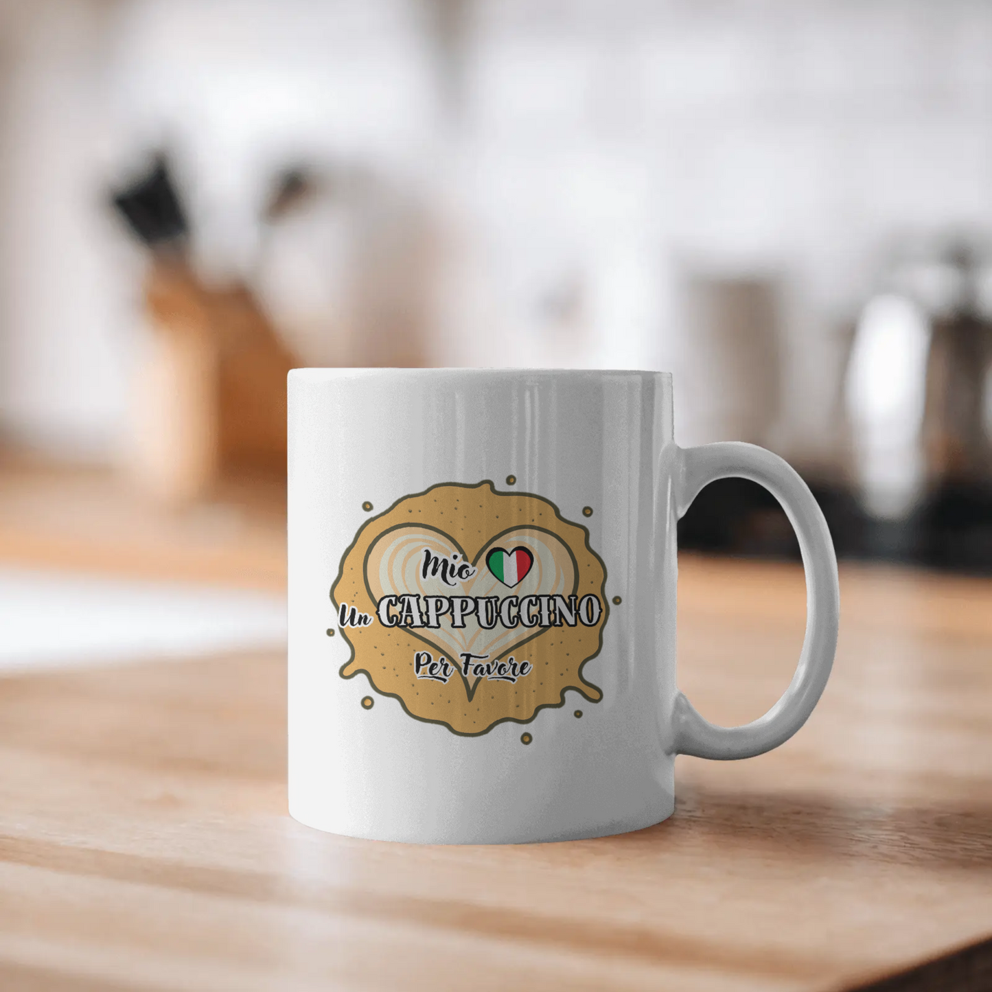 Tazza bianca con scritta "Mio cuore, un Cappuccino, per favore" con cuore tricolore su sfondo schiuma cappuccino (fronte), su tavolo