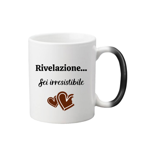 Fronte tazza magica con scritta "Rivelazione... sei irresistibile" e disegno stilizzato di due cioccolatini a forma di cuore di cui uno morso