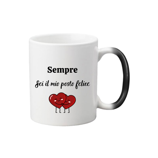 Fronte tazza magica con scritta "Sempre, sei il mio posto felice" e disegno stilizzato di due cuori che si abbracciano