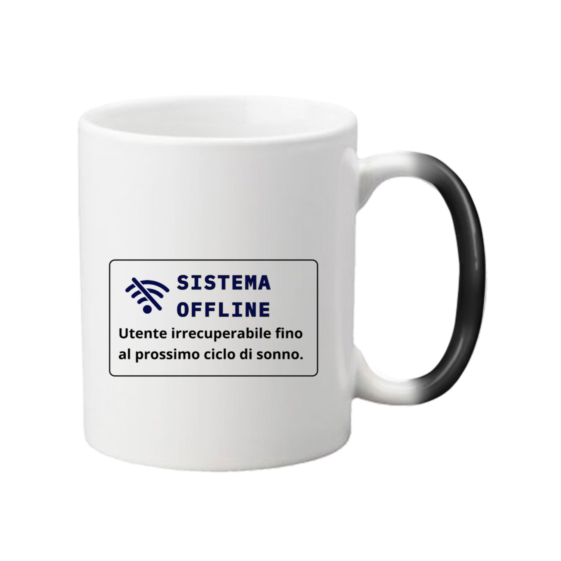 Tazza magica calda con scritta "SISTEMA OFFLINE - Utente irrecuperabile fino al prossimo ciclo di sonno."