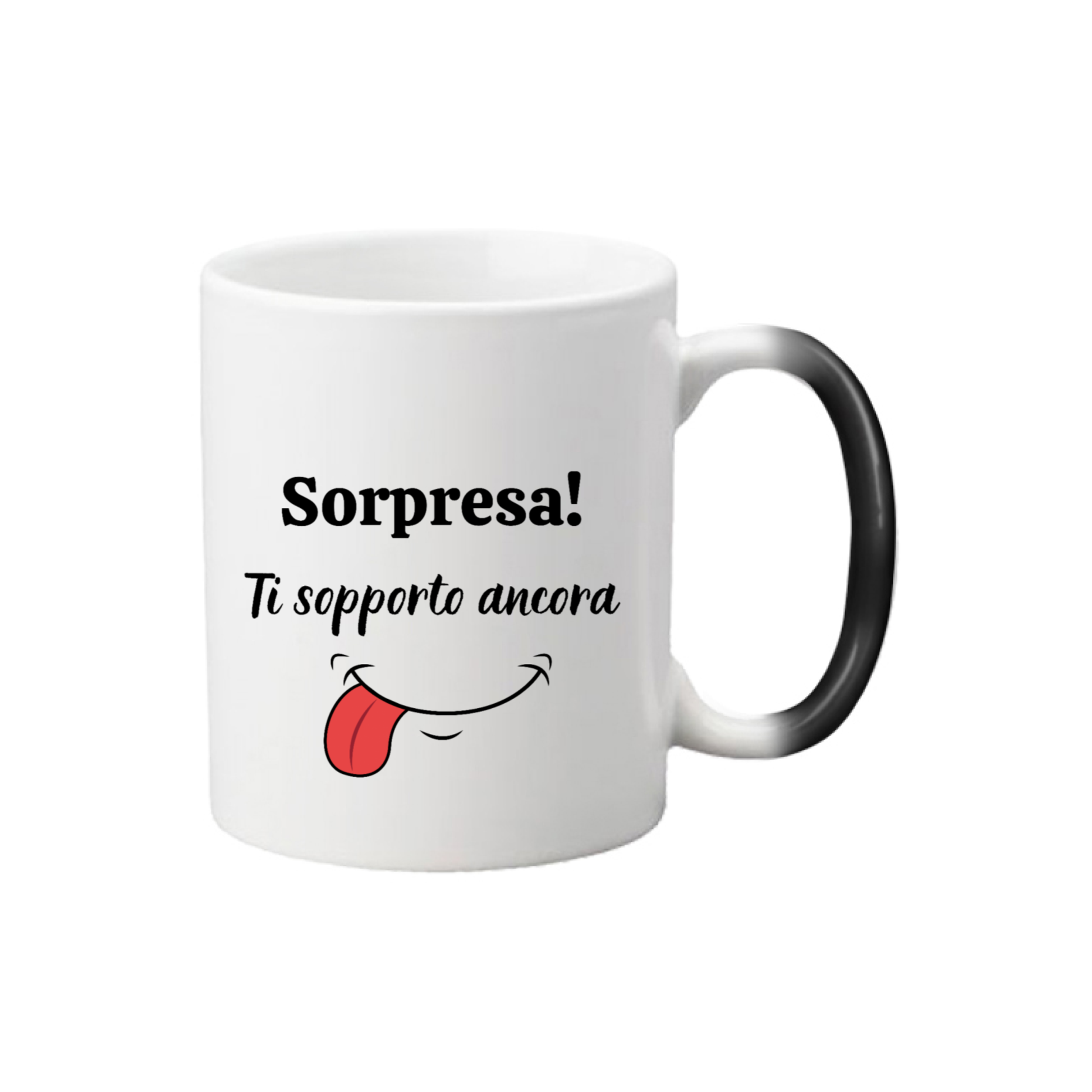 Fronte tazza magica con scritta "Sorpresa! Ti sopporto ancora"  con linguaccia disegnata