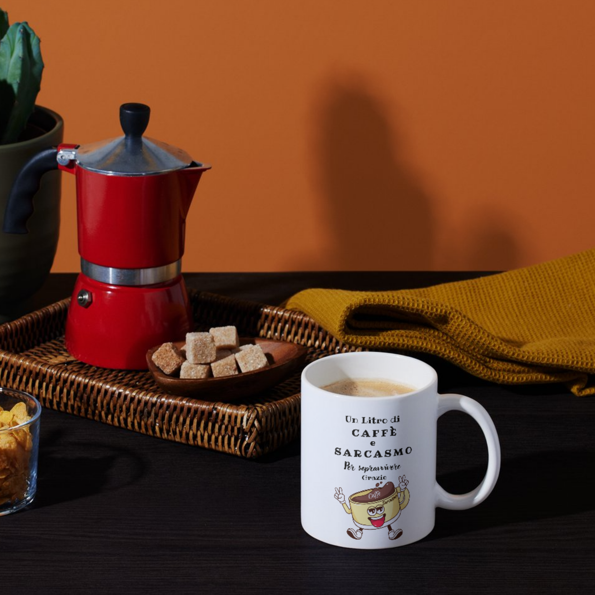 Tazza bianca con scritta "Un Litro di Caffè e Sarcasmo per sopravvivere, Grazie"  (fronte), su piano da colazione