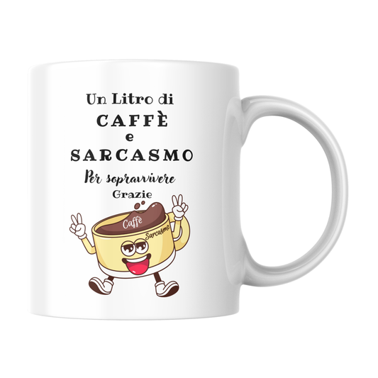Tazza bianca con scritta "Un Litro di Caffè e Sarcasmo per sopravvivere, Grazie"  (fronte)