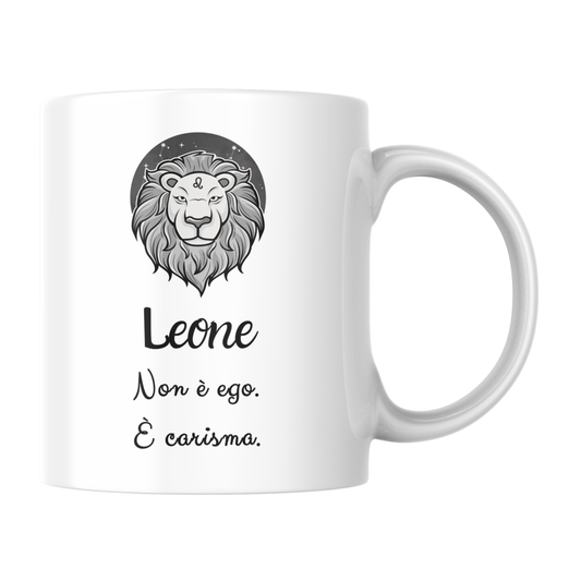Tazza bianca con immagine testa di leone stilizzata e scritta "Leone: non è ego, è carisma" (fronte).