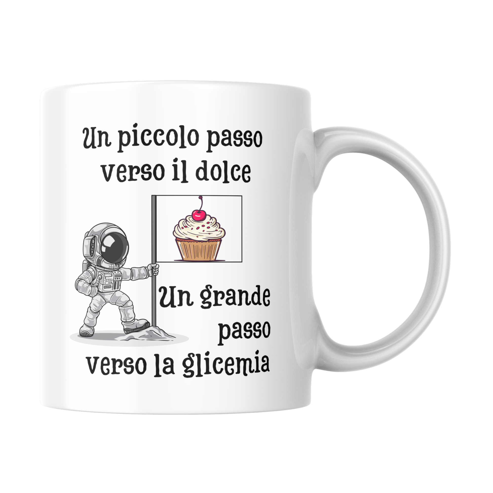 Tazza bianca con scritta "Un piccolo passo verso il dolce, un grande passo verso la glicemia" e immagine stilizzata di un astronauta che conficca su suolo lunare una bandiera raffigurante un dolce (fronte)