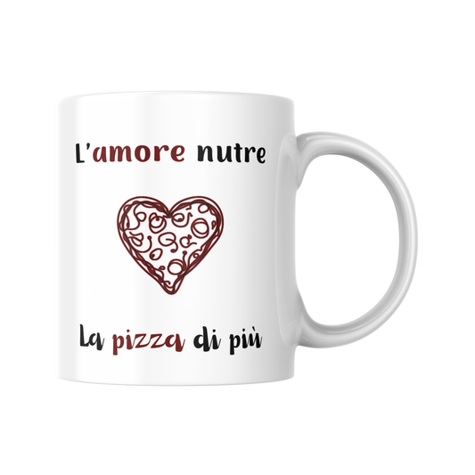 Tazza bianca con scritta "L'amore nutre, la pizza di più" e pizza a forma di cuore