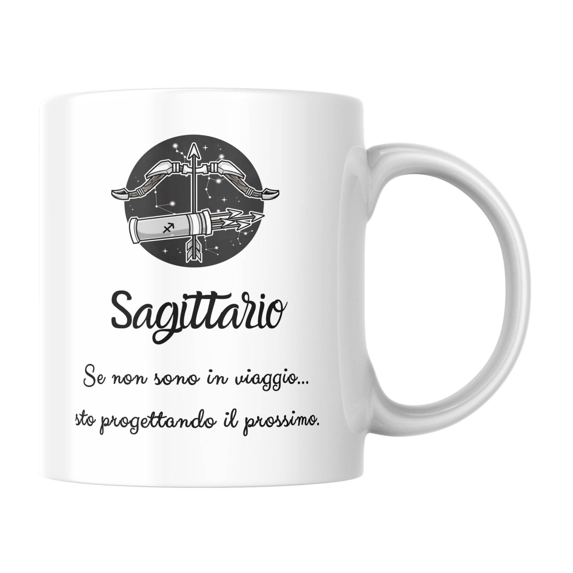 Tazza bianca con immagine stilizzata del segno del Sagittario e scritta "Sagittario: se non sono in viaggio... sto progettando il prossimo" (fronte).