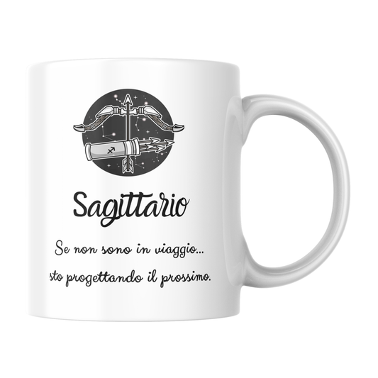 Tazza bianca con immagine stilizzata del segno del Sagittario e scritta "Sagittario: se non sono in viaggio... sto progettando il prossimo" (fronte).