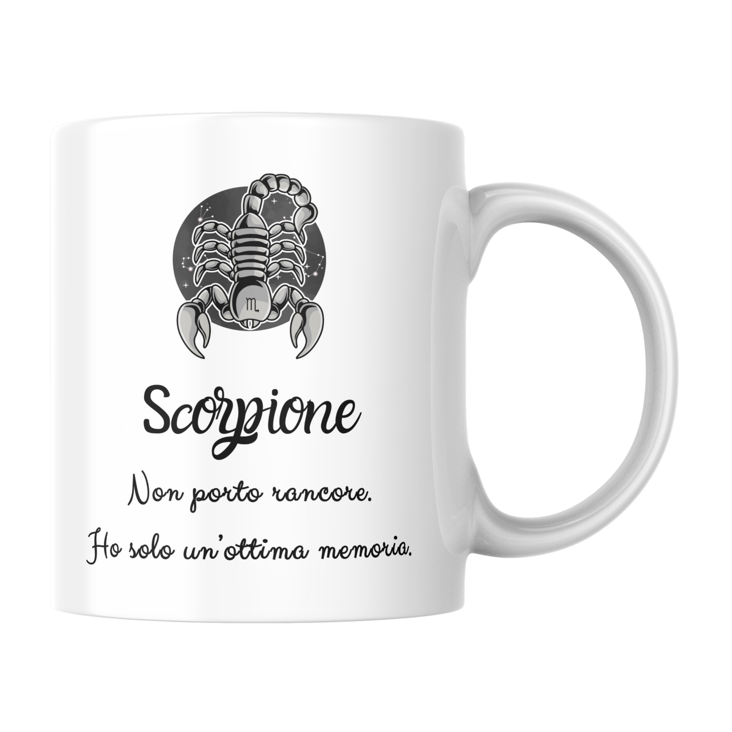 Tazza bianca con immagine stilizzata segno Scorpione e scritta "Scorpione: non porto rancore, ho solo un'ottima memoria" (fronte)
