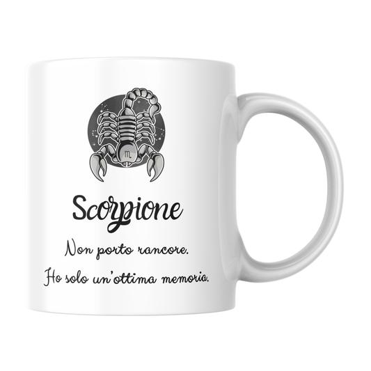 Tazza bianca con immagine stilizzata segno Scorpione e scritta "Scorpione: non porto rancore, ho solo un'ottima memoria" (fronte)