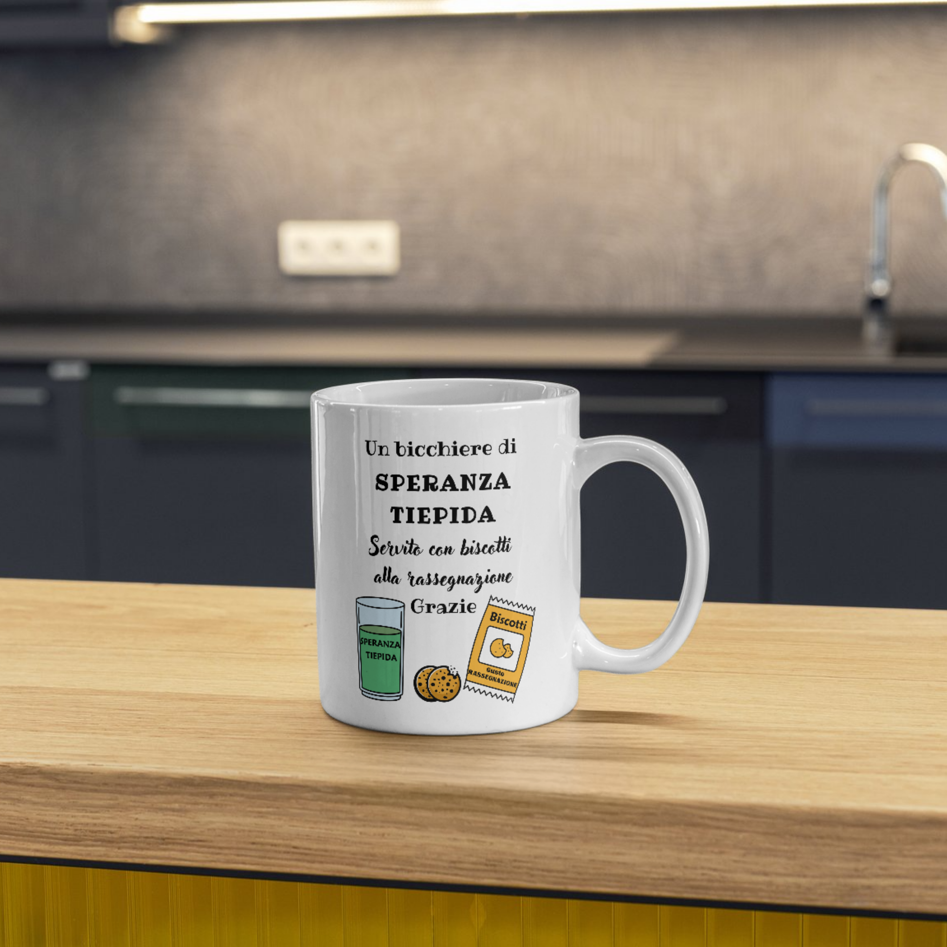 Tazza bianca con scritta "Un bicchiere di SPERANZA TIEPIDA servito con biscotti alla rassegnazione, Grazie" (fronte), su banco cucina