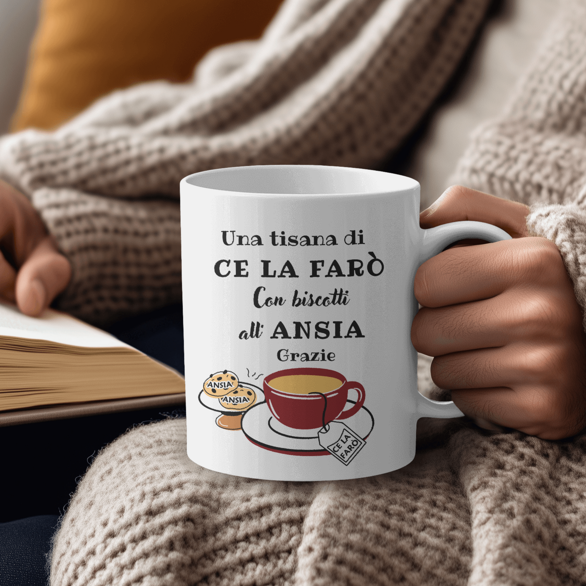 Tazza bianca con scritta "Una tisana di Ce La farò, Con biscotti all'ANSIA, Grazie"  (fronte), sorretta dal manico