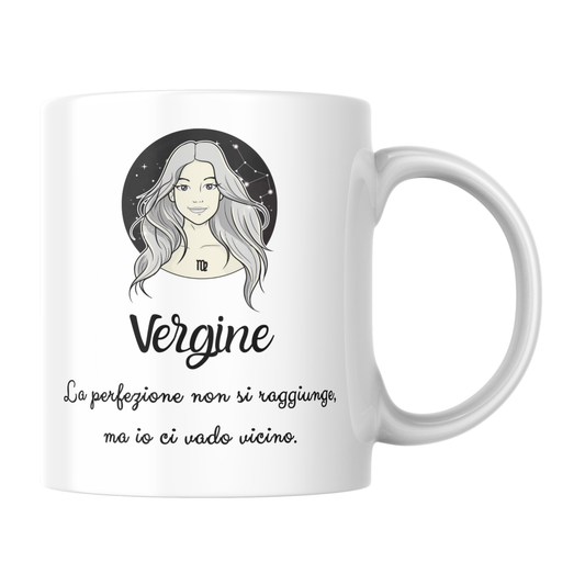 Tazza bianca con immagine stilizzata segno Vergine e scritta "Vergine: La perfezione non esiste, ma io ci vado vicino" (fronte)