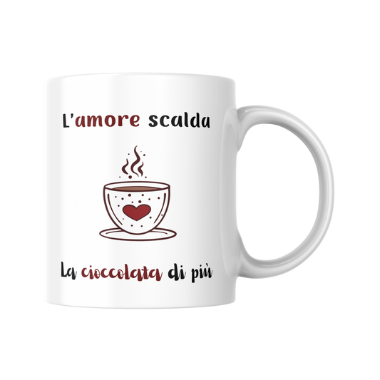 Tazza bianca con scritta "L'amore scalda, la cioccolata di più" e disegno  stilizzato di una tazza di cioccolata fumante con cuore