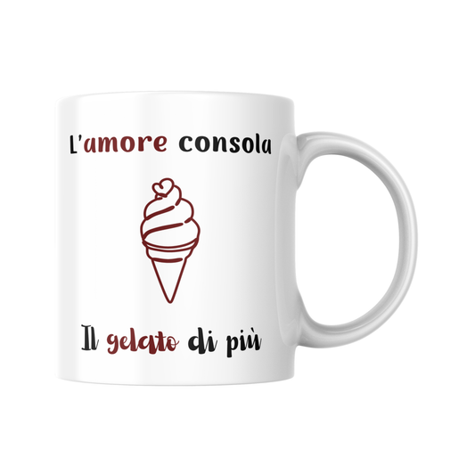 Tazza bianca con scritta "L'amore consola, il gelato di più" e disegno stilizzato di un cono gelato con cuoricino