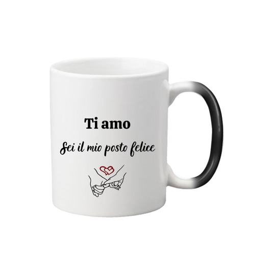 Fronte tazza magica con scritta "Ti amo, sei il mio posto felice" e disegno stilizzato di due mani che ti stringono con amore