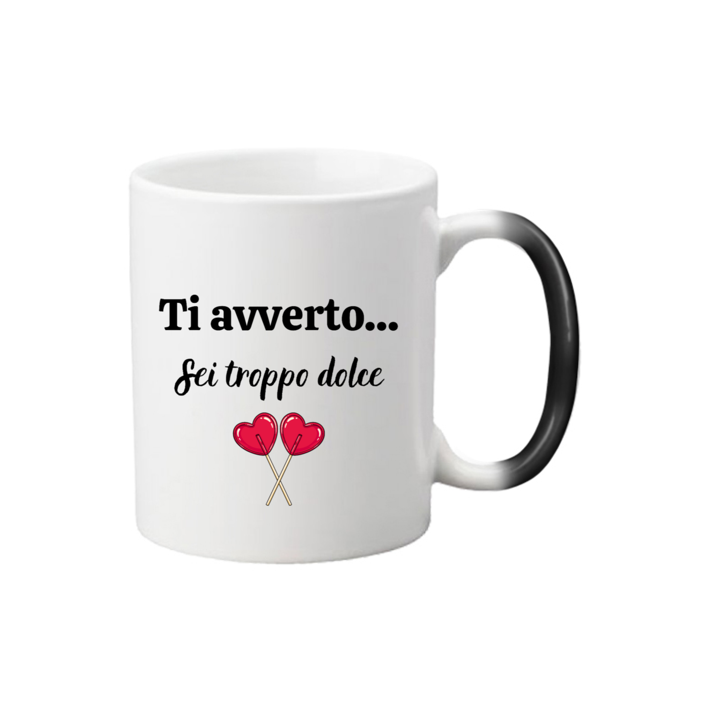 Fronte tazza magica con scritta "Ti avverto... sei troppo dolce" e disegno stilizzato di due lecca lecca a forma di cuore